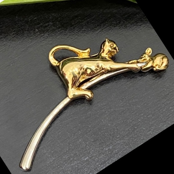 Vintage Unsigned Gold-tone Cat Catching Mouse Slider Brooch - Picture 2 of 15